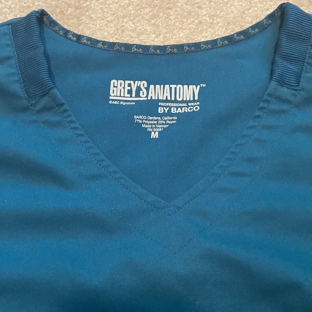 Grey’s Anatomy Bahama Scrub Top - Picture 2 of 2